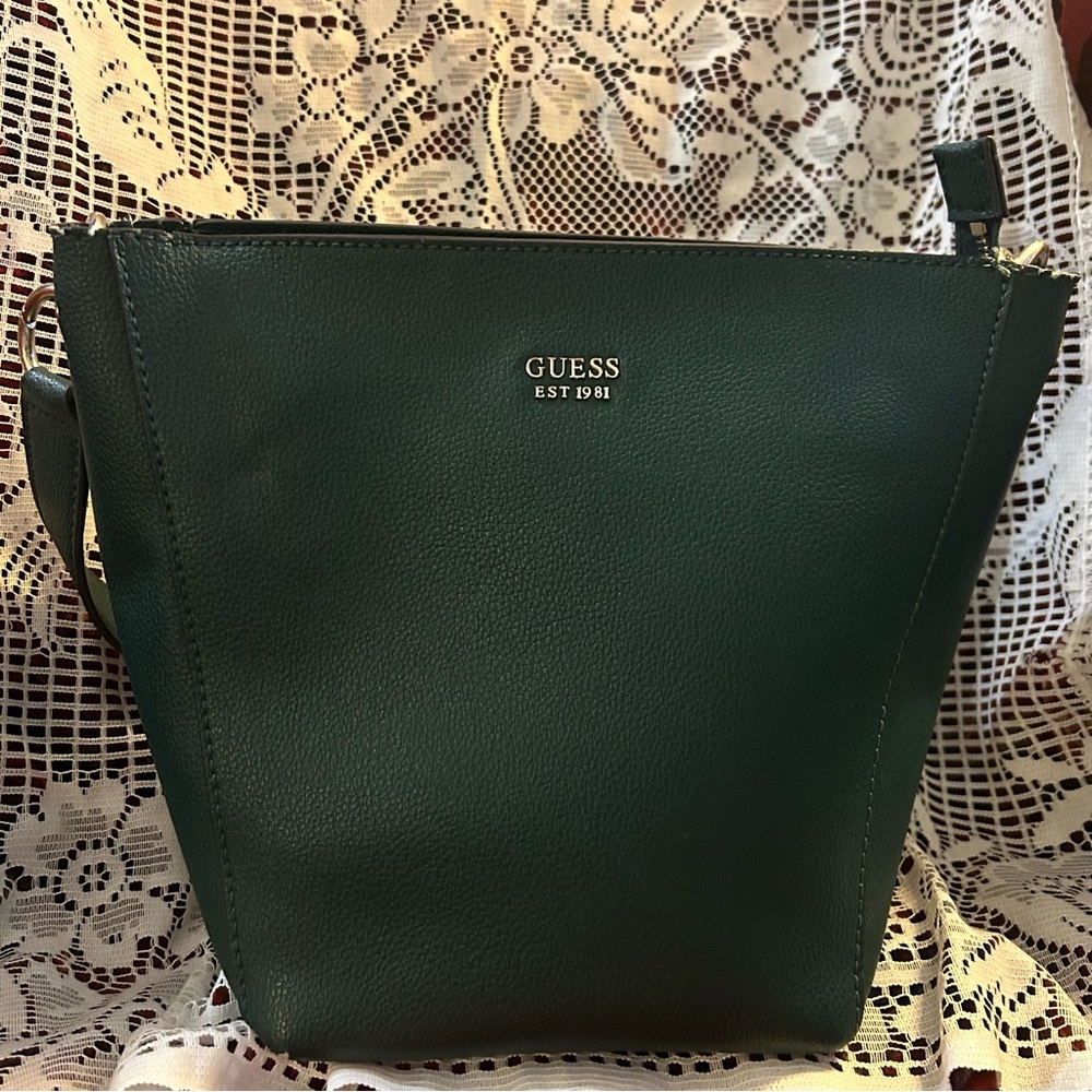 🌲GUESS Authentic Guess 'Cami' Crossbody Bucket Bag 👜 preloved💚 - Picture 3 of 15